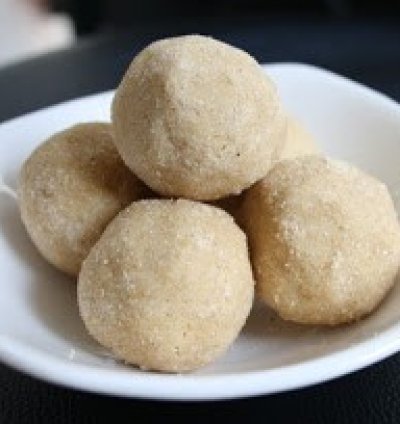 Sunnundalu (Urad Dal Laddu – Traditional Telugu Sweet)